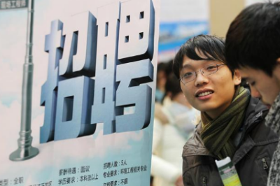《電子廠招聘工人：機(jī)會(huì)與發(fā)展并存》