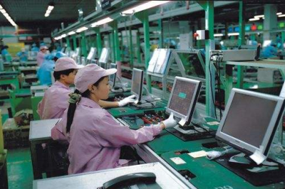 “電子廠招聘信息背后的壓力真相：白領與普工誰更艱難？”